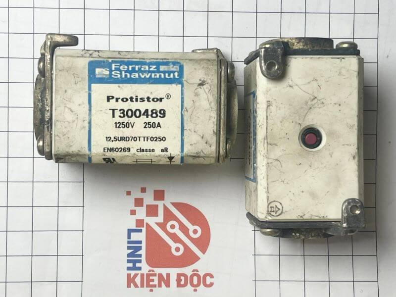 Cầu chì T300489 12.5URD70TTF0250 250A 1250V tháo máy